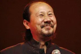 “嗜酒如命”的腾格尔：卖血换钱，40岁无车无房，妻子离他而去图片