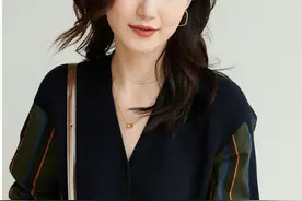 针织开衫配烟管裤，亮眼又吸睛，国庆小长假穿美的不一般图片