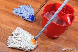 自制拖把强力去污剂，专治又脏又黑的拖把，生活小小妙招小技巧图片