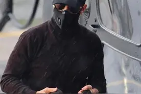 阿汤哥在大雨中乘坐私人飞机出行，飞机安全着陆，大长腿太吸睛图片