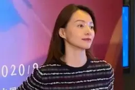 董卿发型选对了！披肩长发配条纹上衣简约干净，46岁穿出少年感图片