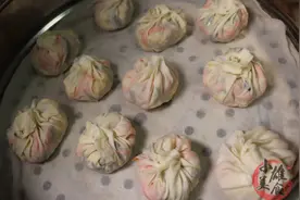 蒸水晶包有技巧，记住这几点，皮薄汁多，比饭店大厨做的还好吃图片