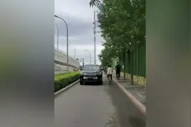 北京交警通报一无牌车辆占用非机动车道逆行：罚款五百 驾驶证记15分图片