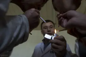 如果饭桌上有人发烟时故意不发给你，你该如何巧妙的回击他？图片