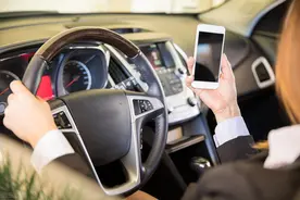 与领导同乘一辆车，记住“一坐二谈三不聊”，让你坐对座、说对话图片