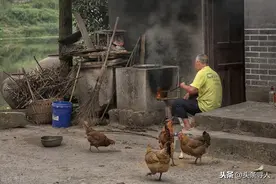 母亲回娘家迟迟未归，福建兄妹饥困难耐，“他送来一盆稀饭，上面还放了两个地瓜”图片