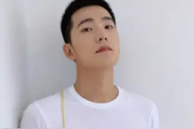 杨洋：穿白色短袖都这么帅气，颜值高才可以这么任性！图片