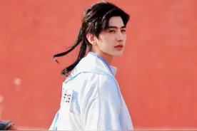 蔡徐坤《奔跑吧》路透照曝光，身穿古风造型亮相，变俊俏潇洒小生图片