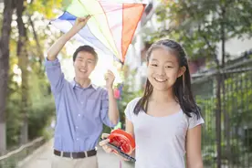 父女关系影响女孩“三观”图片