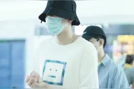 刘宇宁穿搭白色印花短袖，搭配牛仔长裤，头戴渔夫帽很休闲图片