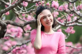 程莉莎身材也太好了，穿针织上衣配半身裙，没有赘肉看着让人羡慕图片