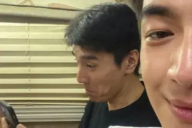 赵又廷一家开视频，被一旁的林更新偷拍吐槽他丑，网友：你羡慕了图片