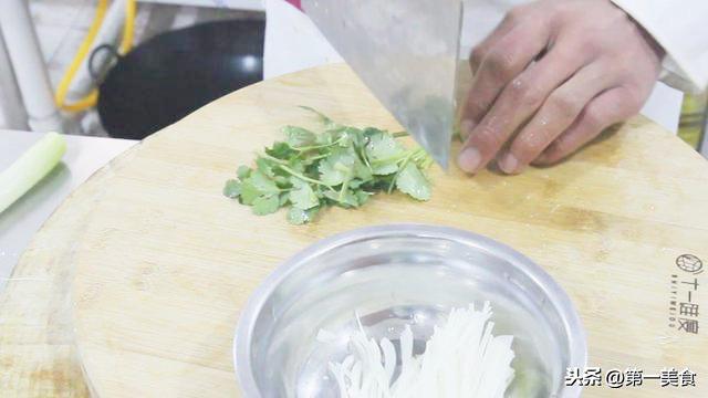 调料配好，调出来的猪耳朵才会好吃筋道，关键是入味