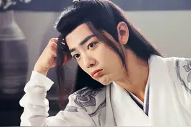 别因为黑粉而毁了他，当他的脸上没有笑容的时候，就晚了图片