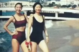1990年，康城海滩边，邓丽君对林青霞说：青霞，你敢裸泳吗？图片