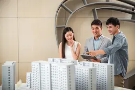 搬到新家后隔壁传来怪声，老公愤怒的敲门，开门后却黯然落泪图片