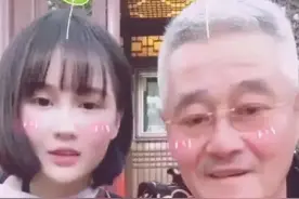 赵本山54岁妻子近照，戴全套翡翠尽显富太范，和女儿同框似姐妹图片