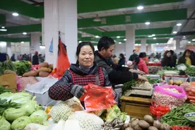 大娘摆摊卖蔬菜，利用“一个鸡蛋”致富，成为别人口中的蔬菜王图片