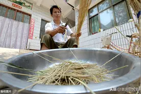 湖北聋哑人捣鼓麦杆杆，做出的麦杆画能卖3万元，看是啥图片