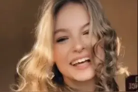 不能外出做头发，欧美的女子自己动手，一双袜子就能做出卷发效果图片