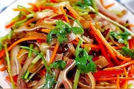 凉拌猪耳朵卤猪耳朵，猪耳先卤再拌香脆爽口，大口大口吃巴适惨了图片