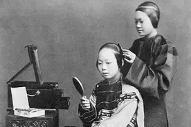 请注意照片中的女人图片