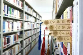 中学生学影视剧强吻女同学被扇耳光，呼吁尽快建立影视剧分级制度图片