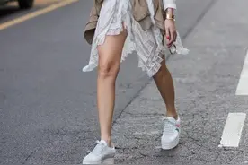 最近火了一种穿法叫：连衣裙+运动鞋，时髦显高，照着穿就对了图片