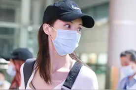 独家街拍：金晨穿着露脐装秀出小蛮腰，宽松牛仔裤休闲百搭图片