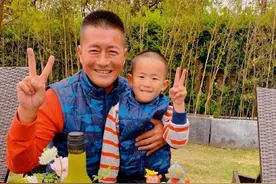 56岁高曙光打扮似小伙，二婚娶小16岁娇妻，儿子今年才4岁图片