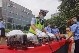 头盔价格暴涨买不到？西安曲江交警当街免费发了200个，印有4个字图片