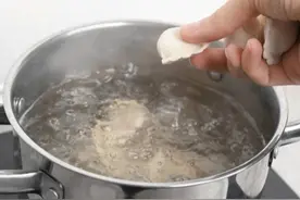 煮饺子，最忌水开直接下锅煮，牢记4点，饺子劲道好吃不破皮图片