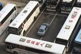 占车位后不留电话，钢丝球塞满排气筒，车主：真是没有素质图片