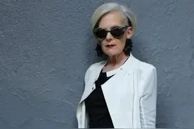 美国65岁女教授火了！站街边等人因太时髦遭狂拍，摇身一变成名模图片