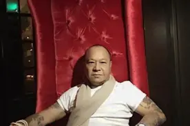 他是香港最真实的古惑仔，20年前教王杰飙车，今66岁豪车接送图片