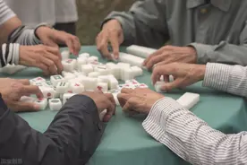 爱打牌的朋友注意，三位数赌资就算赌博，违者罚款甚至拘留图片