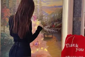 李小璐离婚后首晒照，细腰翘臀好身材，沙发上的衣服成亮点图片