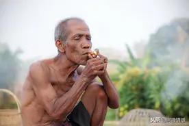 孤独老人抽的是寂寞吗？图片