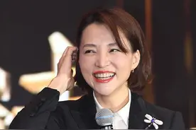 董卿：嫁巨富隐婚生子，却因儿子国籍问题陷争议，被批两面人图片