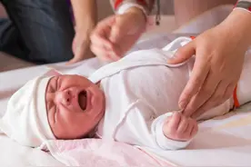 对新生儿一无所知？别急！这8个迹象告诉您，宝宝发育正常且快乐图片