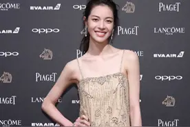 “排骨妹”钟楚曦这次好有型，穿白色T恤斜跨豹纹包，显凹凸线条图片