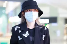 看惯了周扬青的网红自拍照，首次出现路人镜头下，暴露真实颜值图片