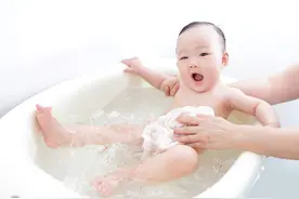 秋冬给娃洗澡，99%的月嫂都没做对图片