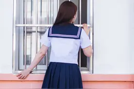 你住的巷子里我租了一间公寓，偷看你在教室开小差图片