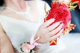 朋友结婚，我拿欠他的5000随礼，被朋友甩在脸上，我有错吗？图片