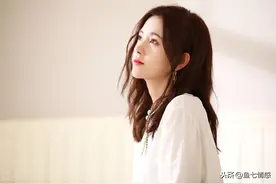 对女孩而言第一次的爱情是懵懂的，热恋让她向往着永恒不变的爱情图片