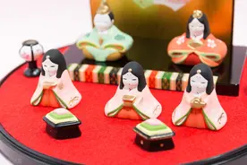 抗击疫情，两官员化身女儿节人偶图片