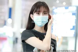 街拍：孟子义穿花T恤配牛仔裤搭帆布鞋，尽显休闲时髦图片