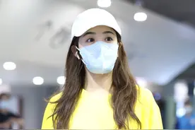 张含韵穿火辣热裤现身机场，给粉丝签名超级亲切图片