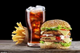 男孩皮肤突然变黑，怎么也洗不净，竟与爱吃炸鸡喝可乐有关图片